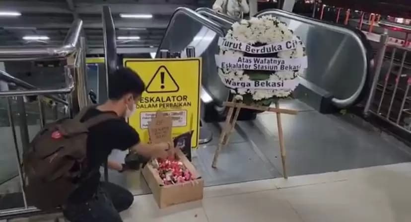 Karangan Bunga Duka Cita Hiasi Eskalator Stasiun Bekasi Imbas Mati 100 Hari