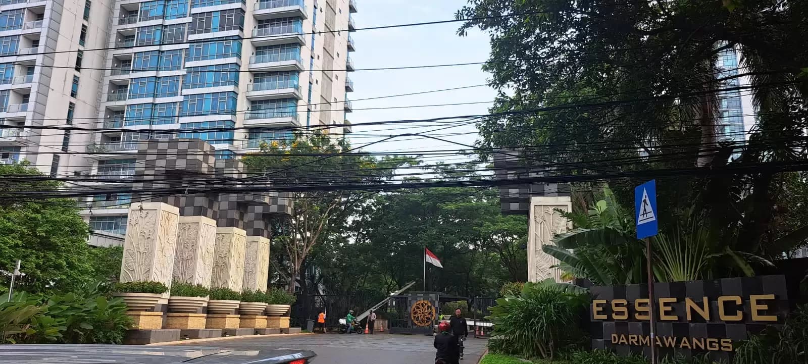 Polisi Sita Barang Bukti Saat Geledah Apartemen Firli Bahuri di Darmawangsa