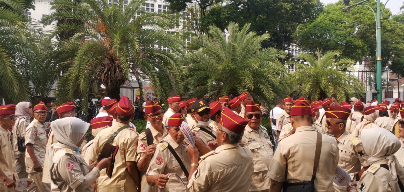Jelang Pendaftaran Prabowo-Gibran, Banyak Veteran di Seputaran KPU RI