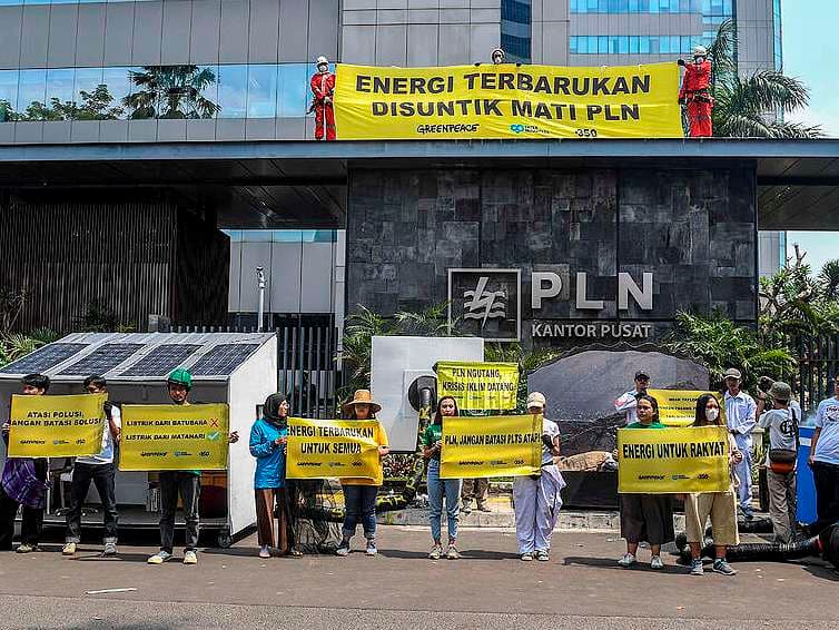 Dianggap Persulit Panel Surya, Greenpeace Serbu Kantor PLN Pusat