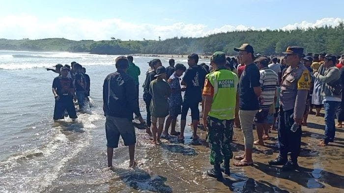 Tim Gabungan BPBD Kabupaten Blitar Cari Korban Terseret Ombak di Pantai Serang