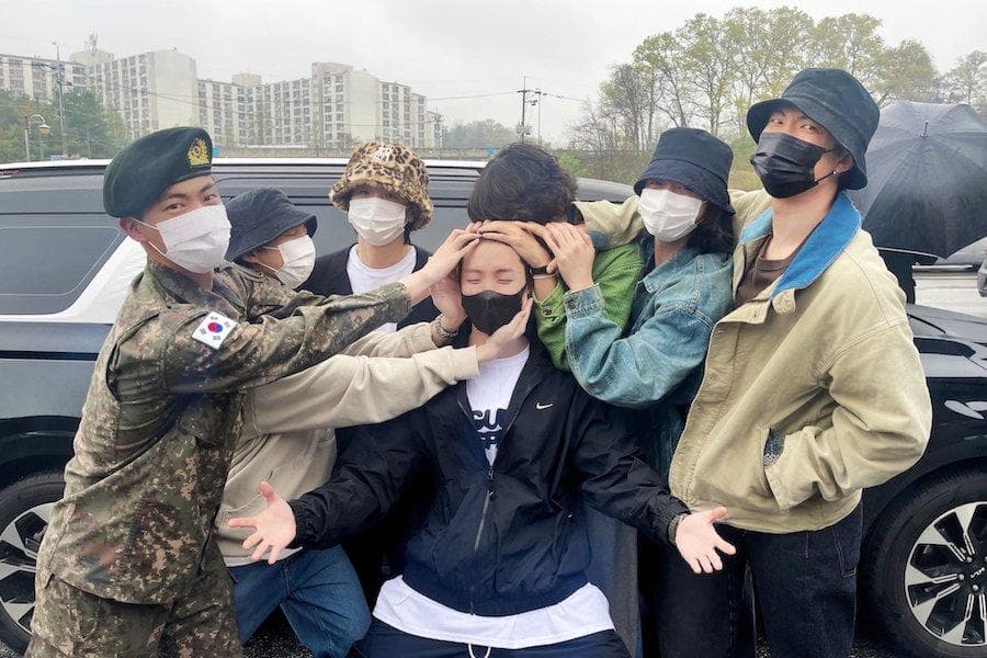 Para Member BTS Antar J-Hope Jalani Wajib Militer