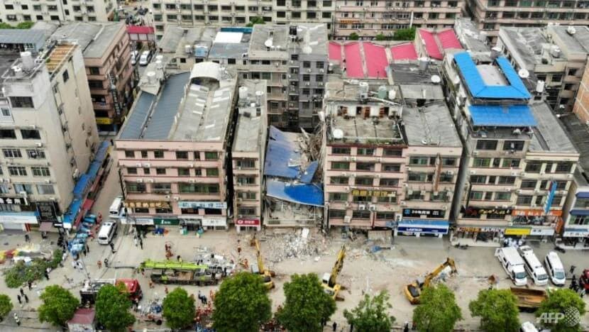 Puluhan Orang Terperangkap di Dalam Gedung Runtuh di China