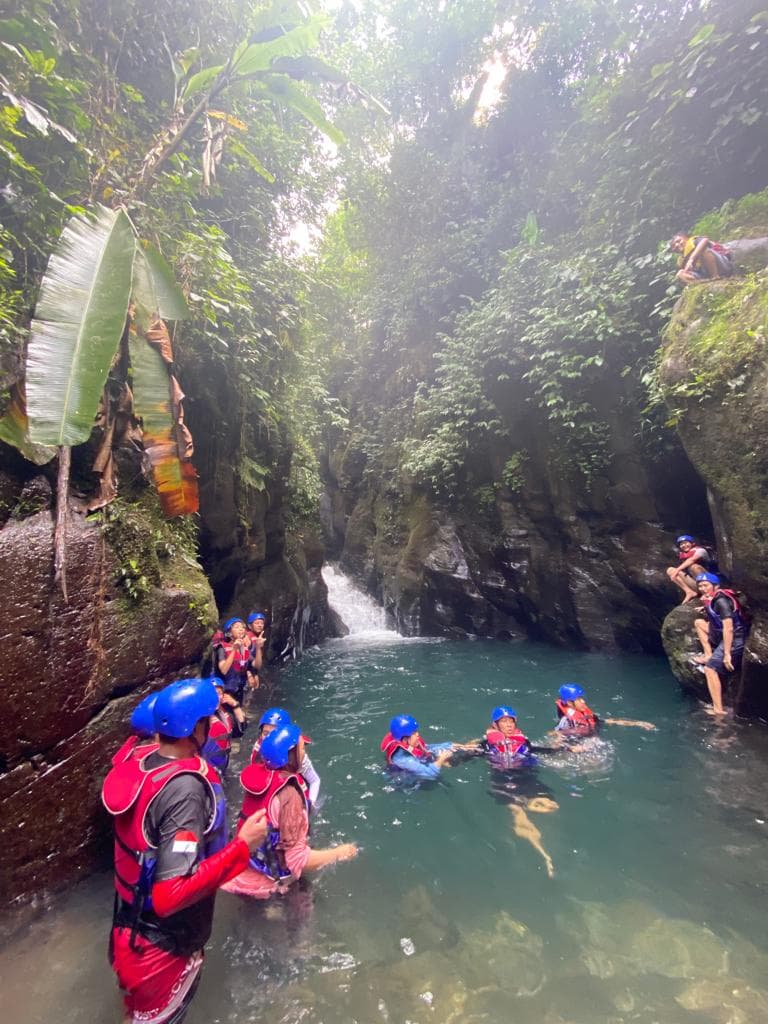 Menikmati Serunya Body Rafting dan Trekking di Curug Naga