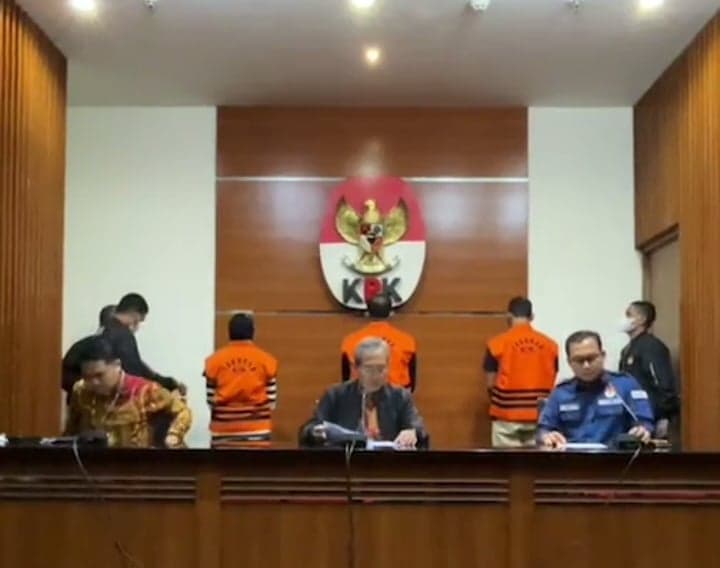 KPK Tahan Bupati Meranti Bersama Kepala BPKAD dan Auditor BPK Riau
