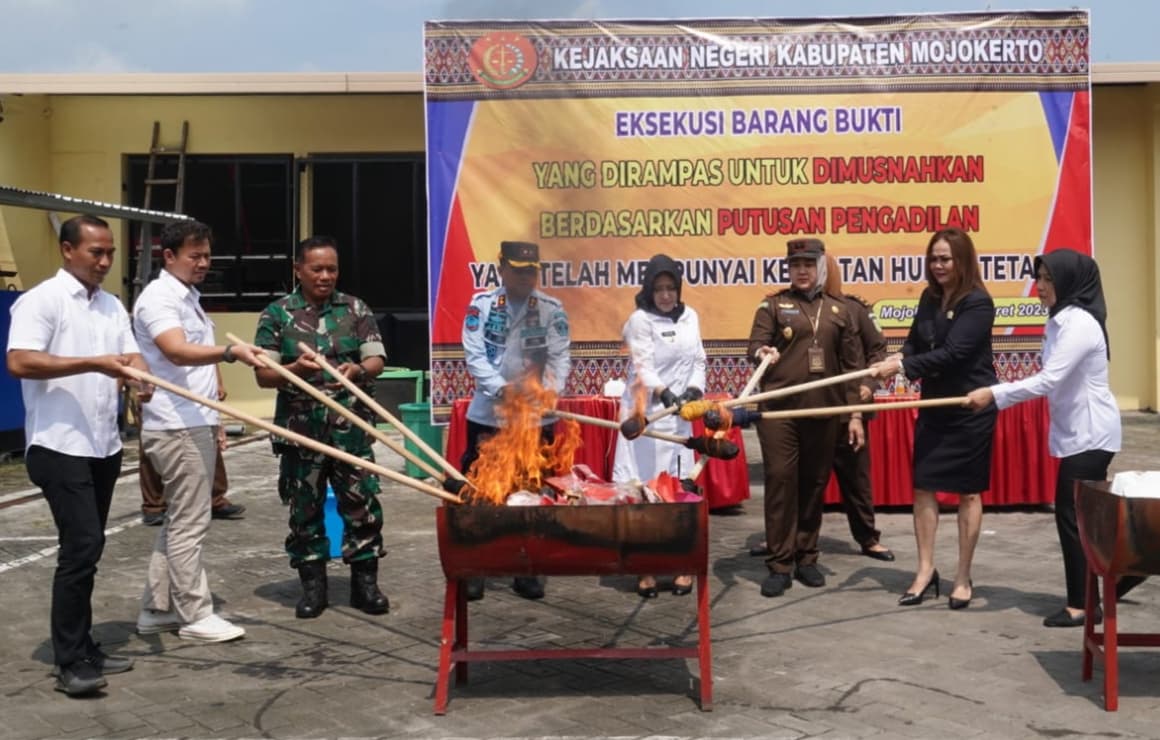 Bupati Mojokerto dan Forkopimda Musnahkan Barang Bukti 1 Kg Sabu dan Puluhan Handphone
