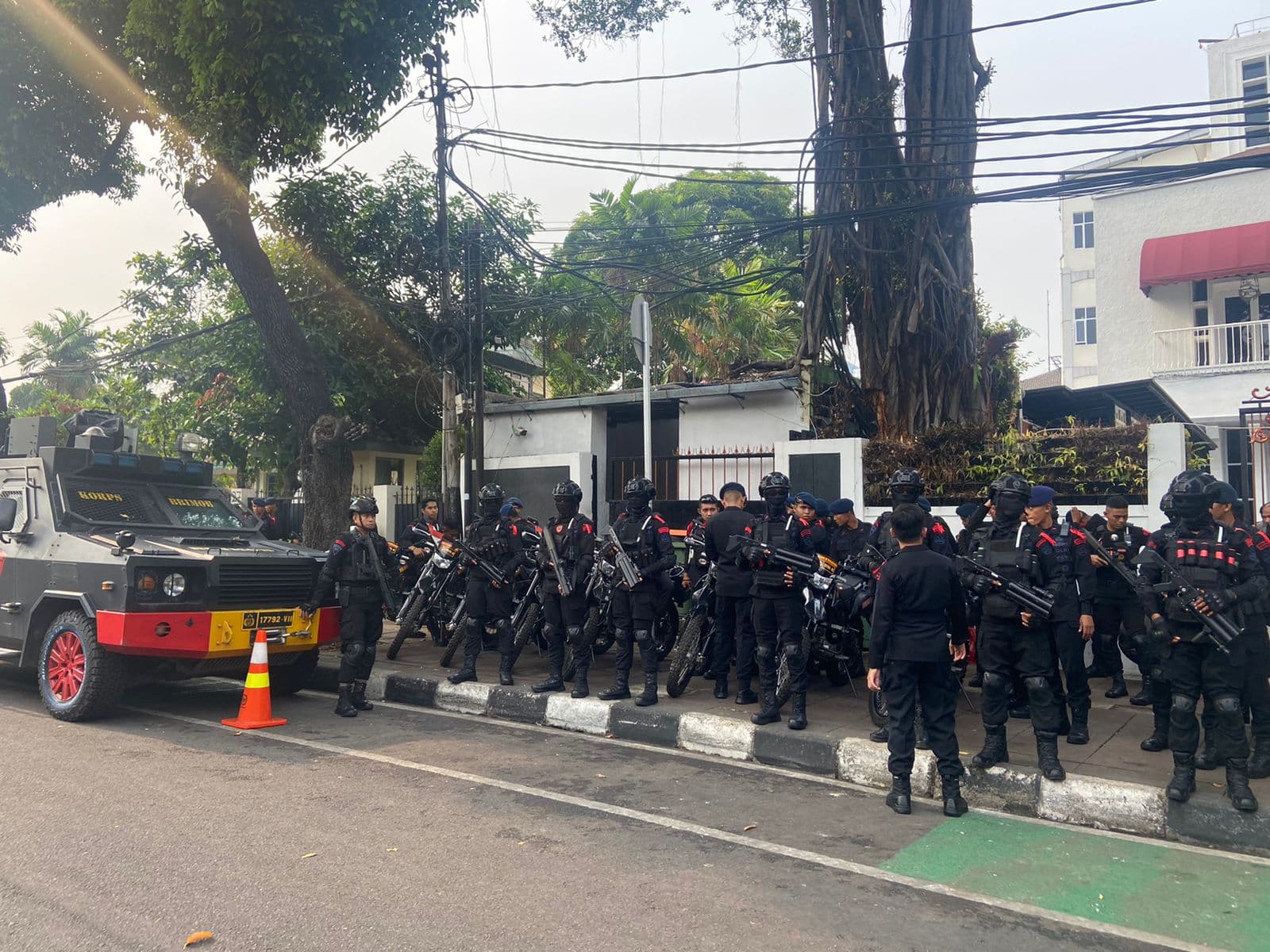 Jelang Pendaftaran Prabowo-Gibran, Kendaraan Lapis Baja Disiagakan di Gedung KPU