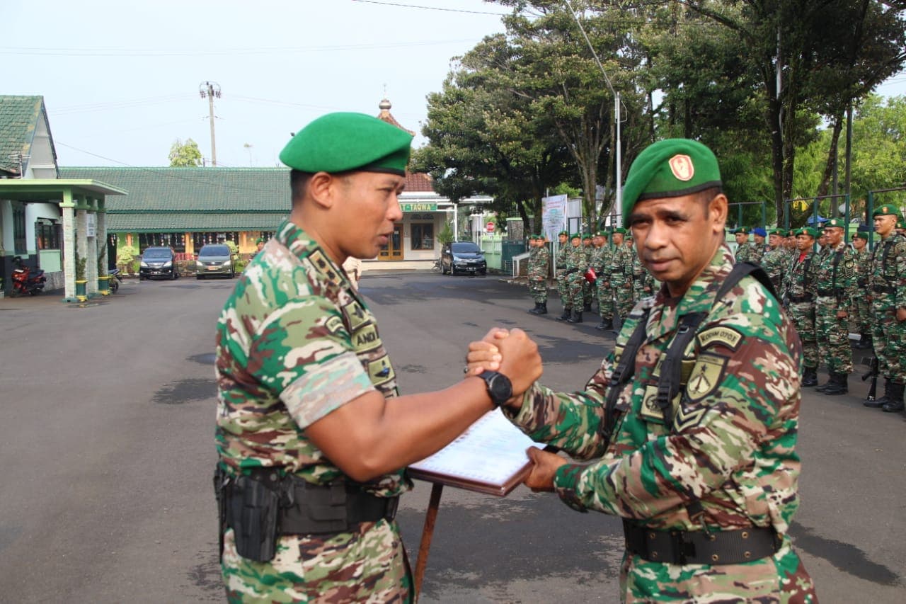 Babinsa Teladan Dapat Penghargaan di Upacara Bendera 17-an