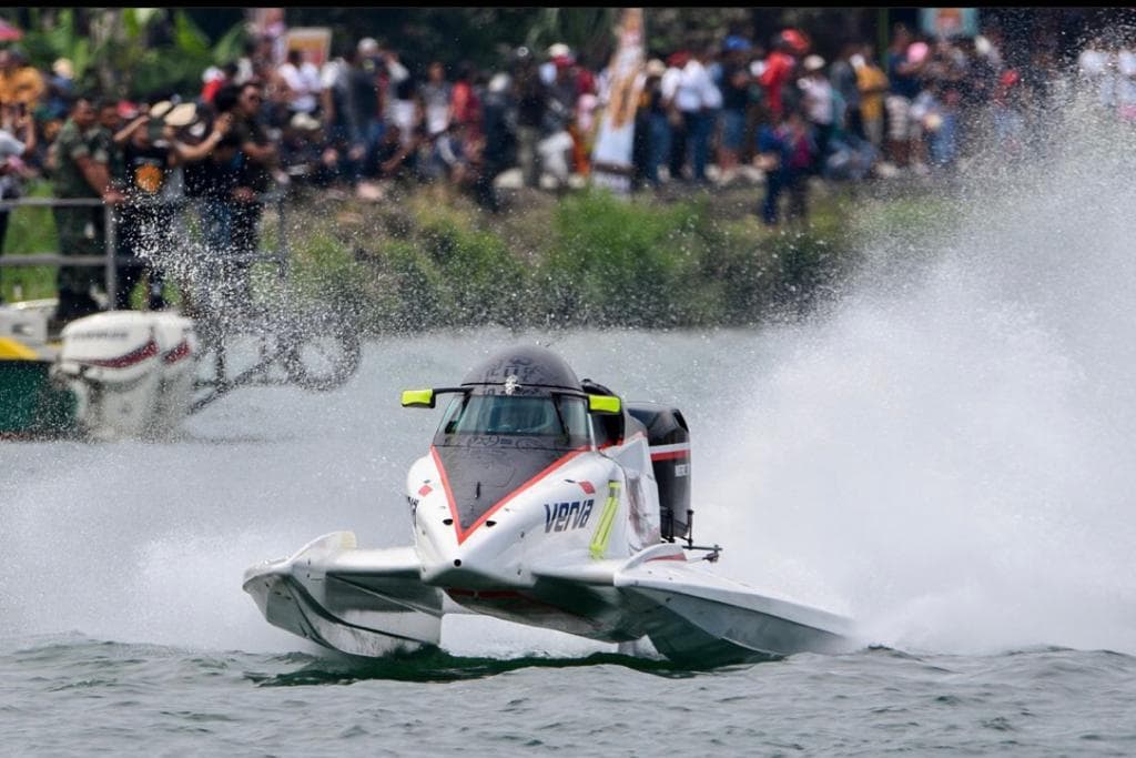 Hasil F1H2O Danau Toba: Bartek Marszalek Menangi Race Pertama