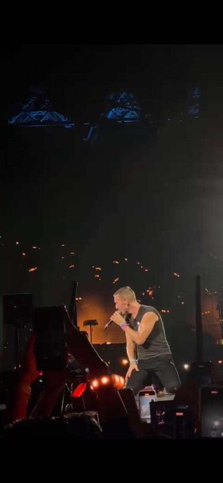 Coldplay Ganti Bendera Pelangi Dengan Warna Putih Bertuliskan Cinta