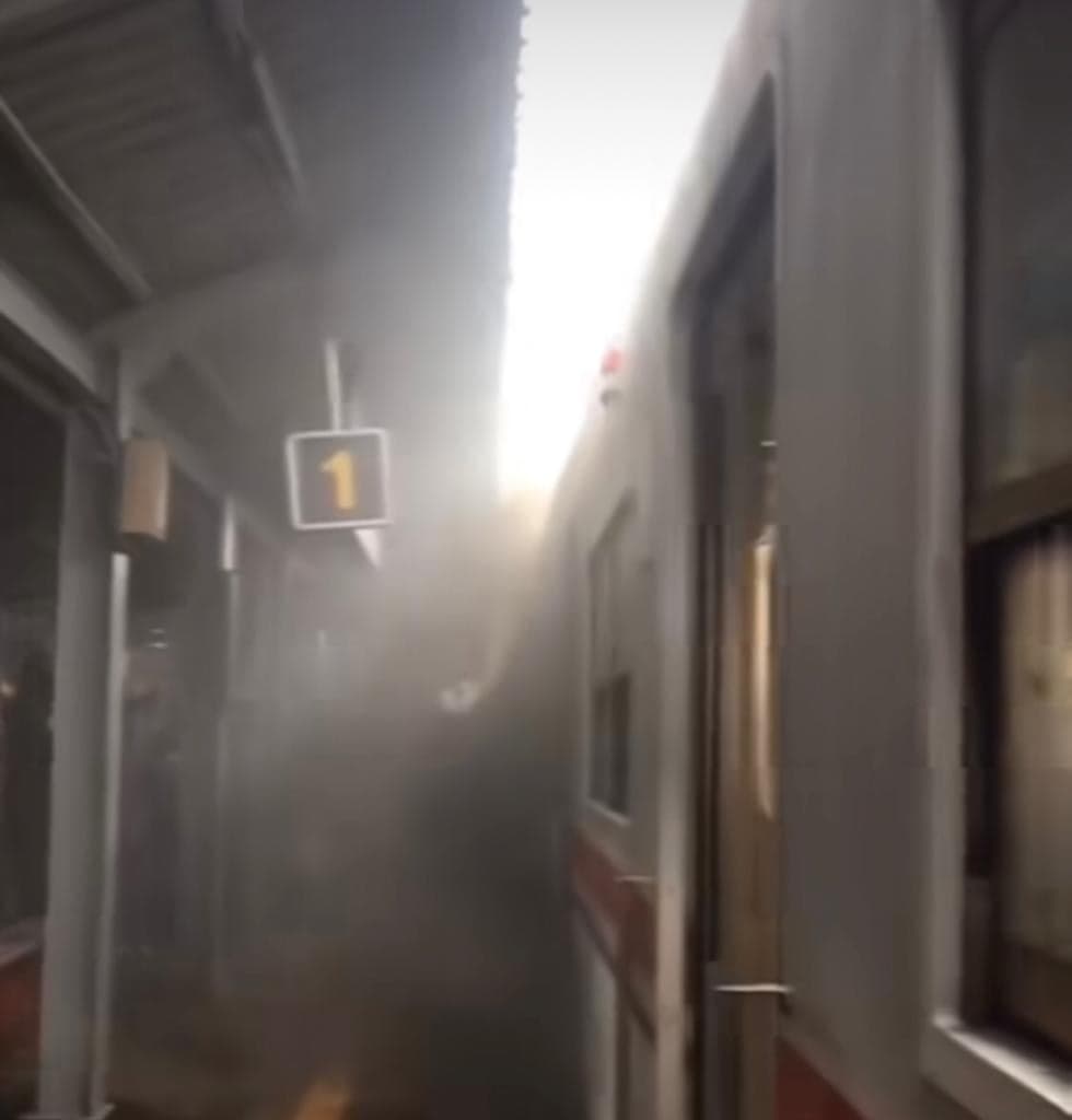 Penjelasan KAI Soal Viral Gerbong KRL Keluarkan Asap di Stasiun Bojong Gede