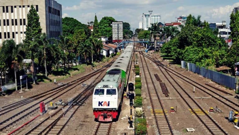 KRL Anjlok Tertimpa Tiang Listrik di Kampung Bandan