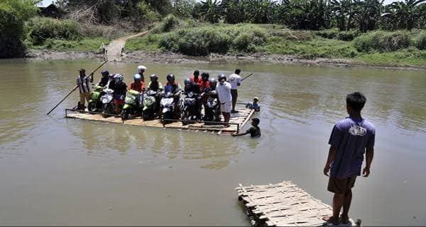 Mendulang Berkah di Atas Rakit Pemangkas Jarak dan Waktu