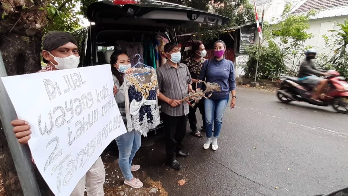 Dua Tahun Tak Manggung, Dalang Lego Wayang Pesinden pun Jual Kebaya