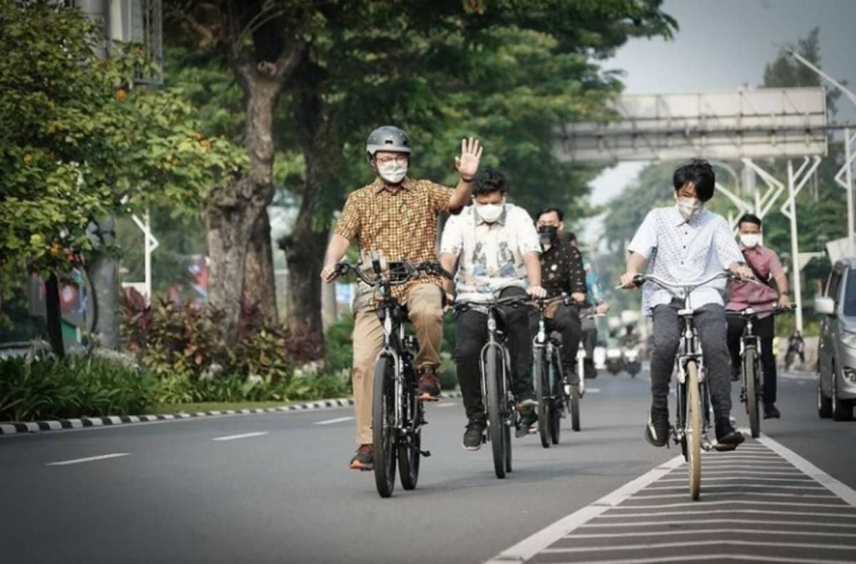 Peringati Hari Batik, Anies Gowes Sambil Berbaju Batik di Kawasan Bundaran HI
