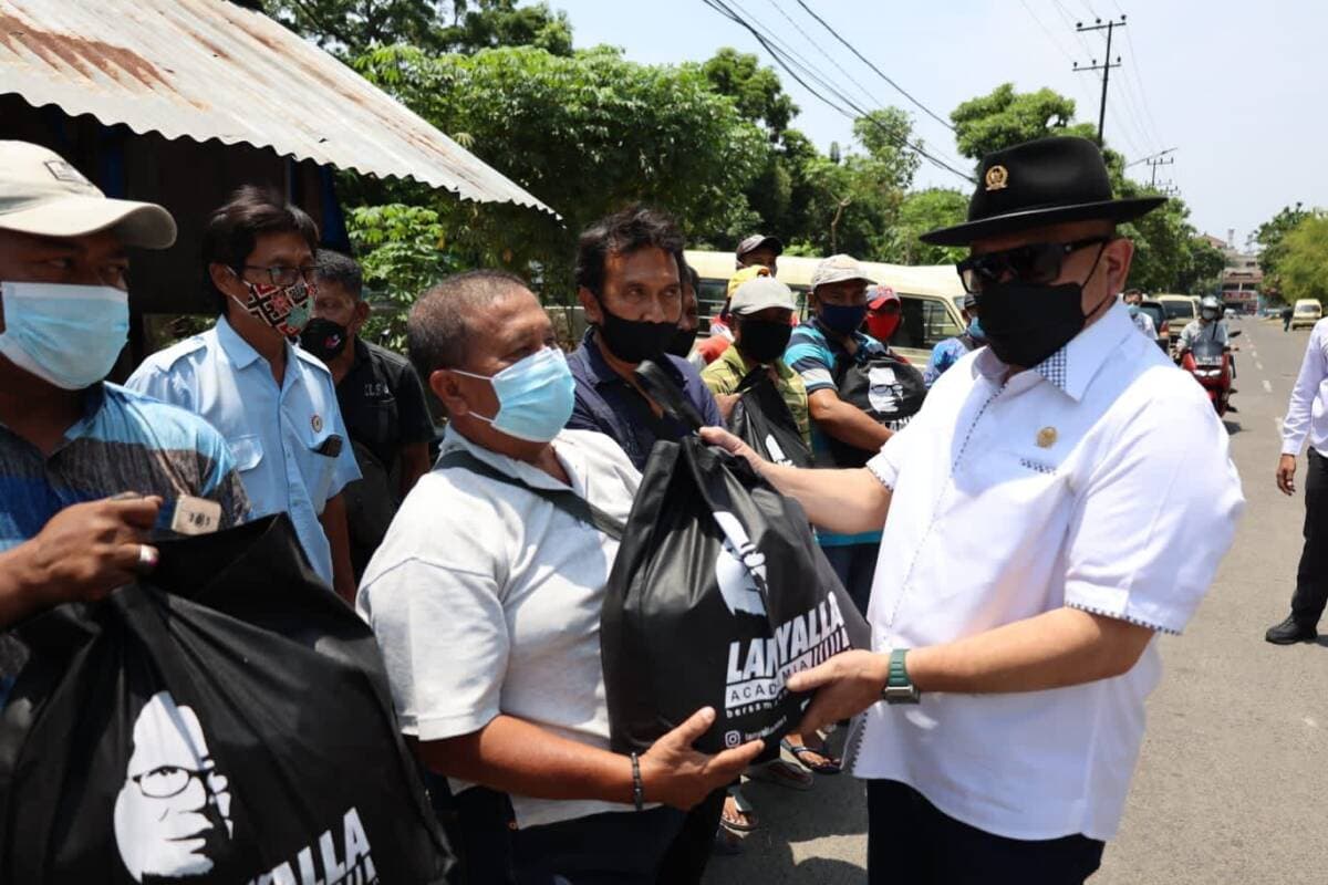 Ketua DPD Serap Aspirasi dan Bagi-bagi Sembako ke Warga Surabaya