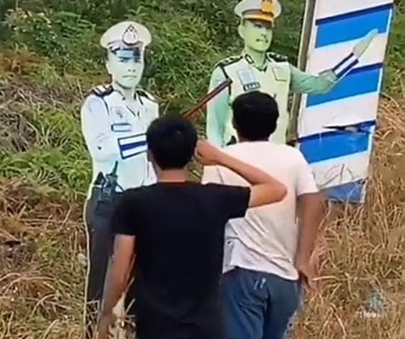 Sekelompok Pemuda Mengolok-olok Patung Gambar Polantas, Warganet: Hati-Hati Keciduk