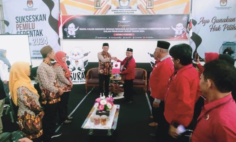 DPC PDIP Kabupaten Blitar Daftarkan Bacaleg, Rijanto: Target Hattrick 2024 dan 25 Kursi Parlemen