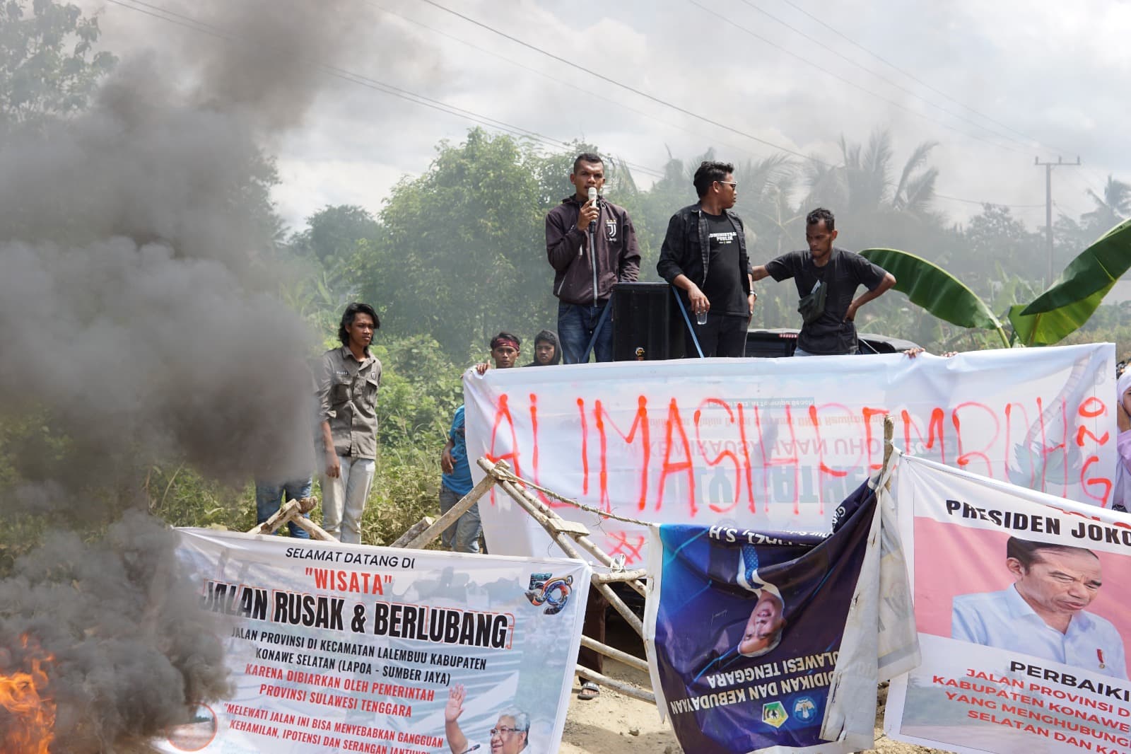 Warga Lalembuu Minta Jokowi Ambil Alih Pengaspalan Jalan Provinsi di Konawe Selatan