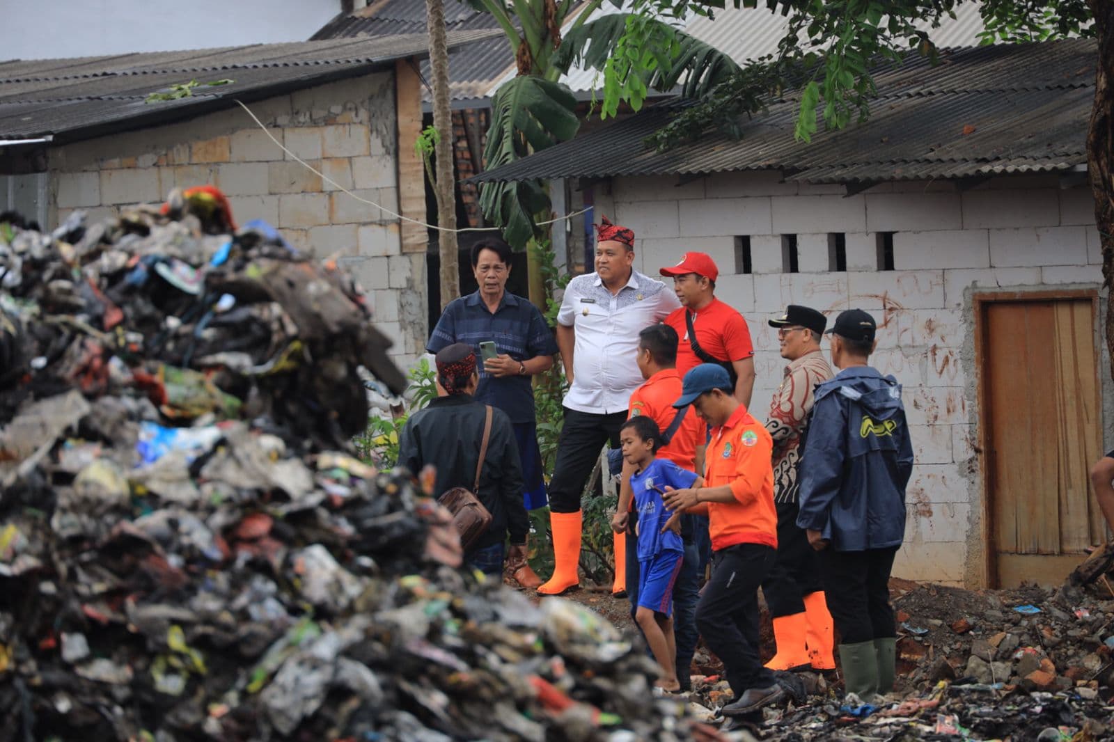 Plt Wali Kota Bekasi Turun Langsung Atasi Tumpukan Sampah Liar di Pemukiman Warga
