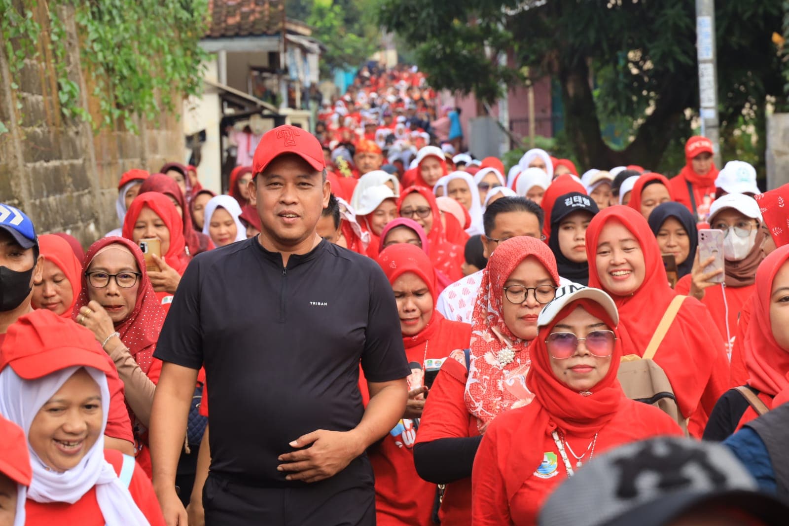 Masyarakat Bantar Gebang Antusias Mengikuti Jalan Santai Bersama Plt Wali Kota Bekasi