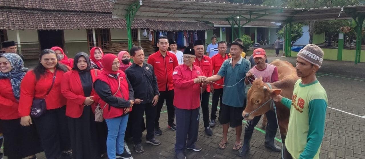 PDIP Kabupaten Blitar Serahkan Hewan Kurban, Berbagi dan Dekat dengan Akar Rumput