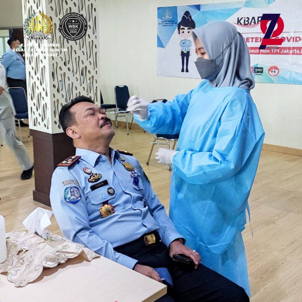 Cegah Penyebaran COVID-19, Imigrasi Jakbar Gelar Swab Antigen dan Pembagian Masker