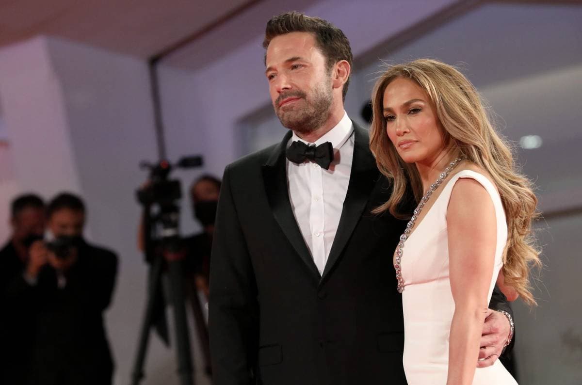 Jennifer Lopez dan Ben Affleck Tampil Mesra di Red Carpet Venice Film Festival 2021