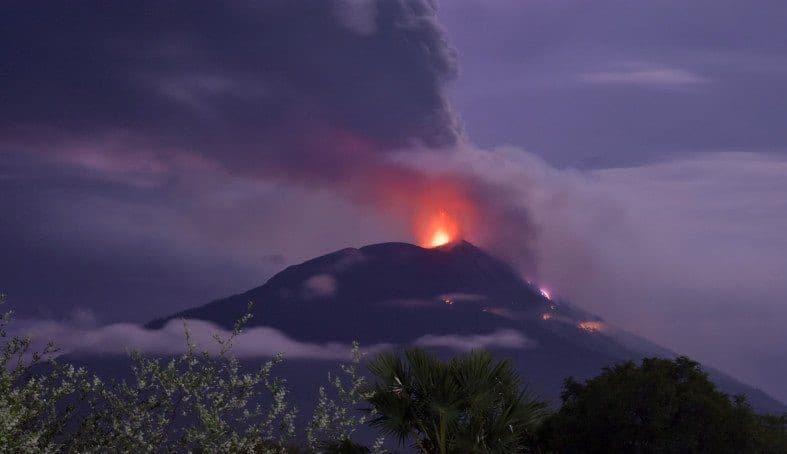 PVMBG Catat 464 Kali Erupsi Gunung Ile Lewotolok Selama November 2023