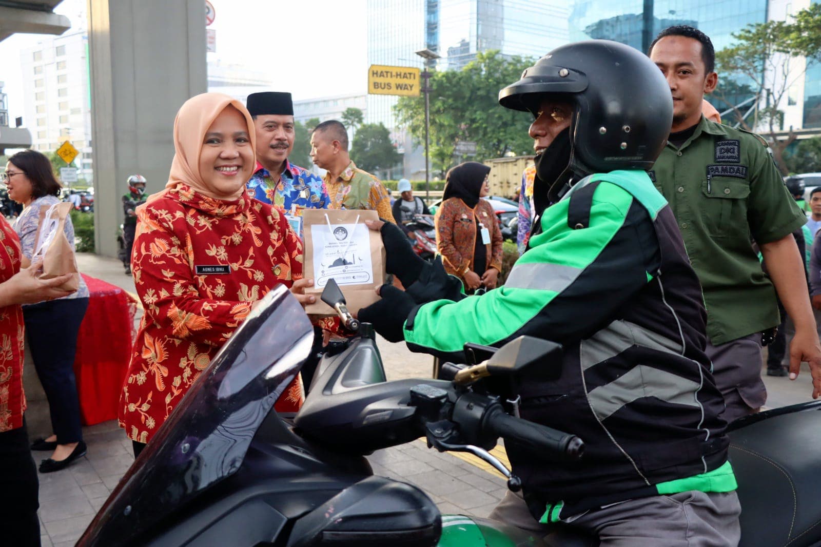 Bulan Ramadhan, Kanwil Kemenkumham DKI Jakarta Berbagi Takjil bagi Masyarakat