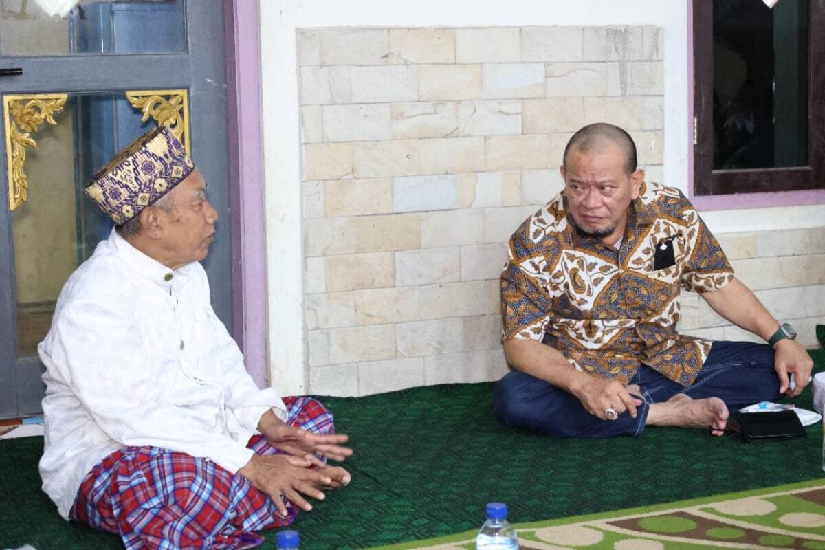 Silaturahmi ke Pesantren Cibogo, Ketua DPD RI Bagikan Sajadah