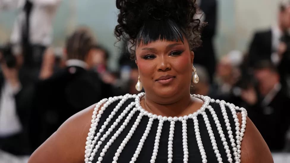Lizzo Dituntut 3 Eks Penarinya atas Tuduhan Pelecehan Seksual