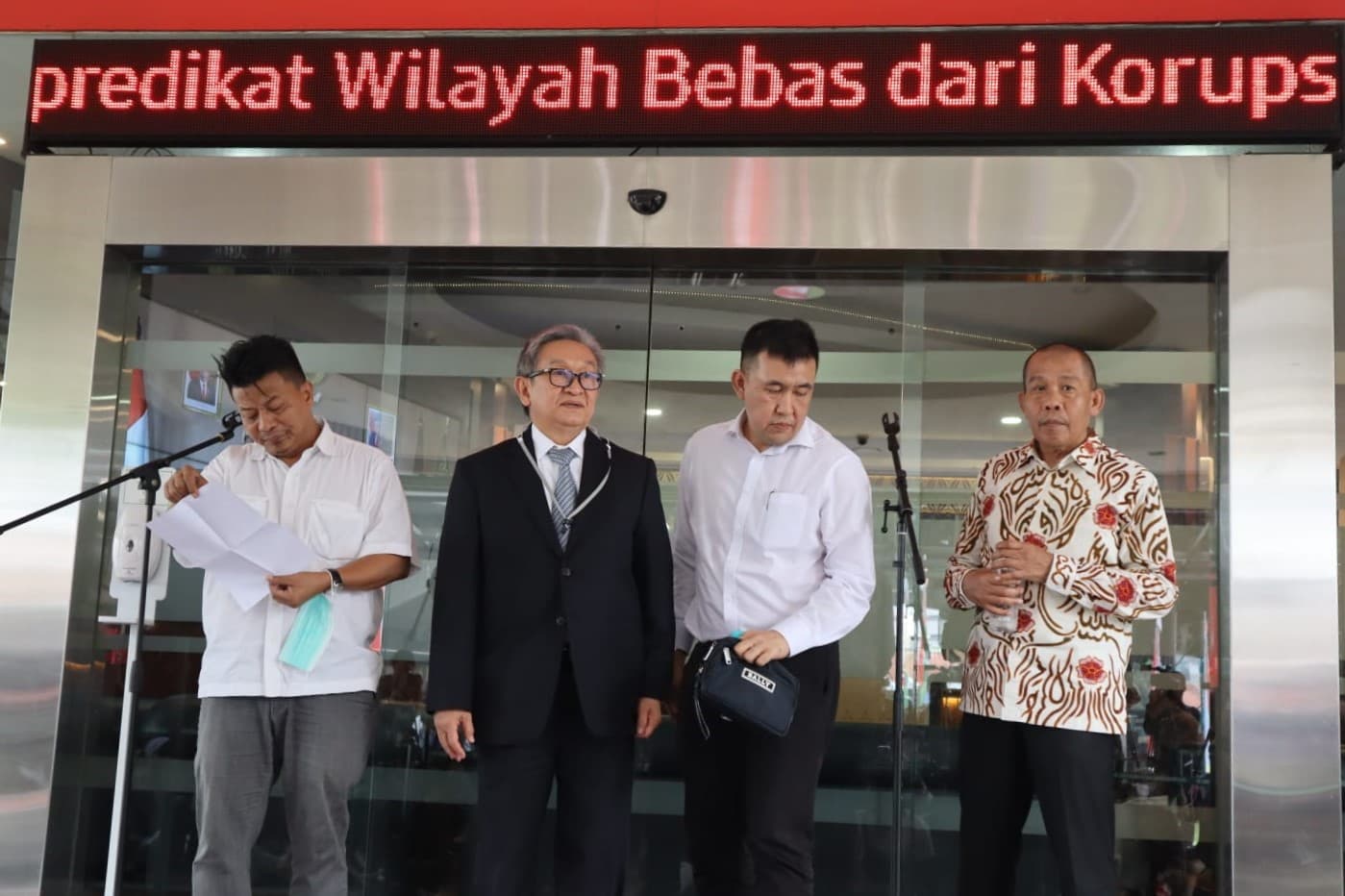 Penyerahan Rp 8 Miliar Diduga Terkait BTS Kominfo, Percaya Kejagung Atau Maqdir Ismail?