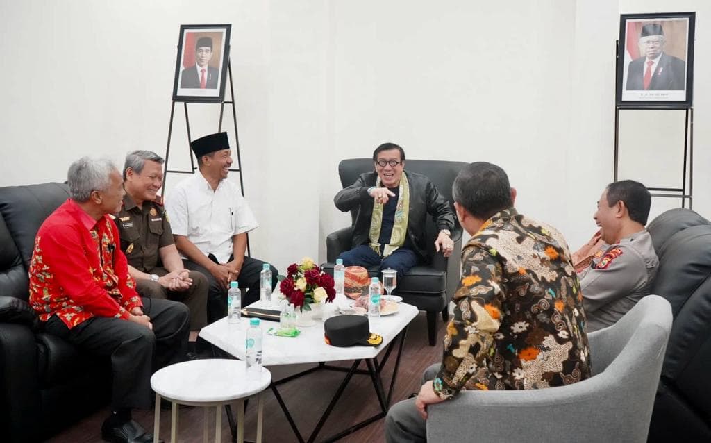 Dijemput Ketua DPRD, Ini Sejumlah Agenda Menteri Yasonna di Maluku Utara