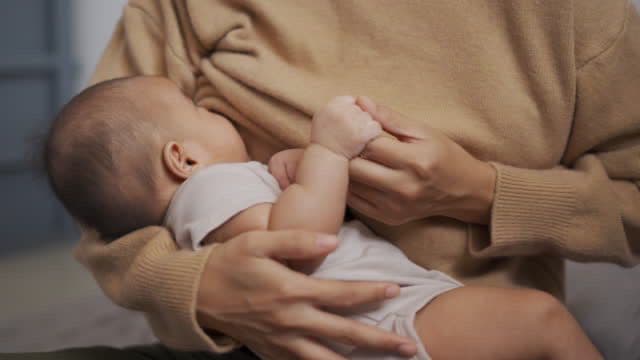 Mitos atau Fakta, Benarkah ASI Bisa Membuat Kulit Bayi Iritasi?