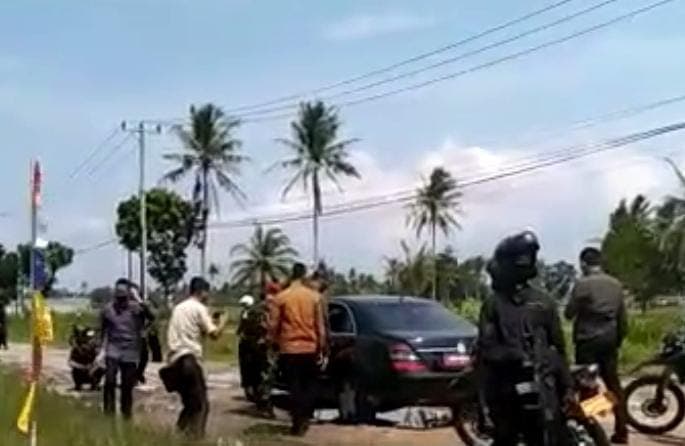 Jokowi Melintas di Jalanan Rusak dan Tepuk Tangan Gubernur Lampung
