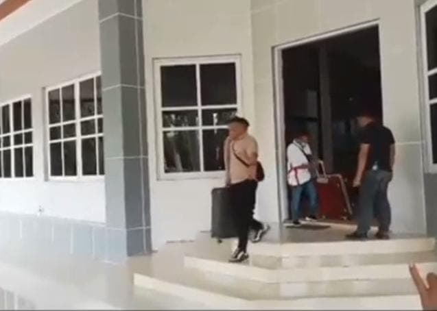 Video Penggeledahan Kantor Bupati Muna Sultra, KPK Bawa Dua Koper!