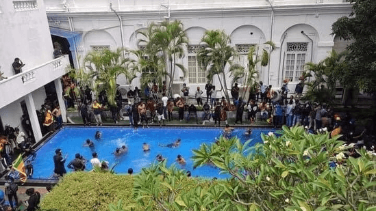 Presiden Sri Lanka Rajapaksa Mengundurkan Diri Setelah Istana Presiden Diserbu