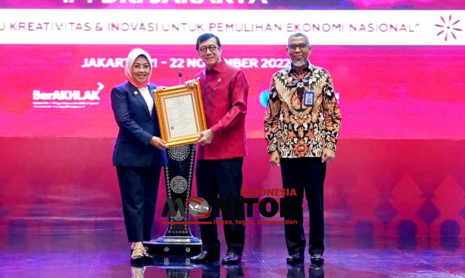 Menkumham Serahkan Penghargaan Bagi Pihak yang Berperan Aktif Berinovasi