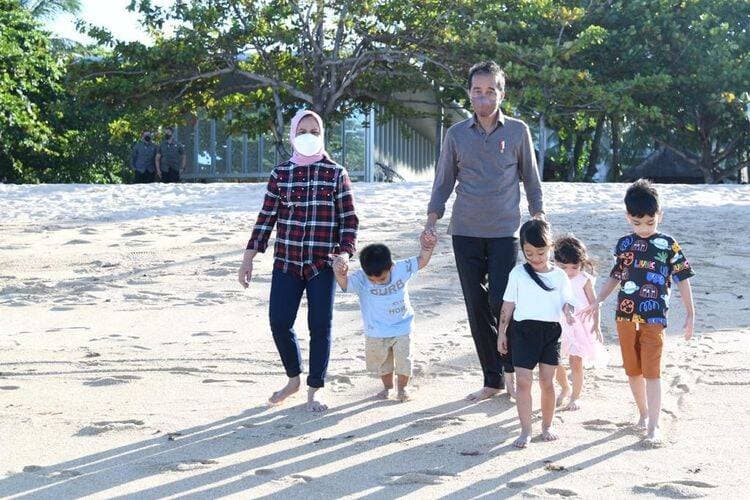 Lihat Momen Presiden Jokowi Bermain Bersama Cucu di Pantai Nusa Dua Bali