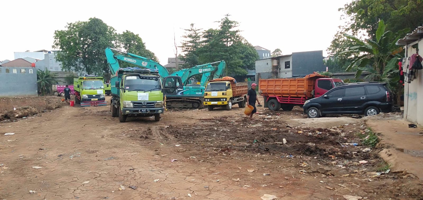 Puluhan Operator dan Sopir Truk PT Varas Ratubadis Prambanan Mogok Kerja di Waduk Kampung Dukuh 2