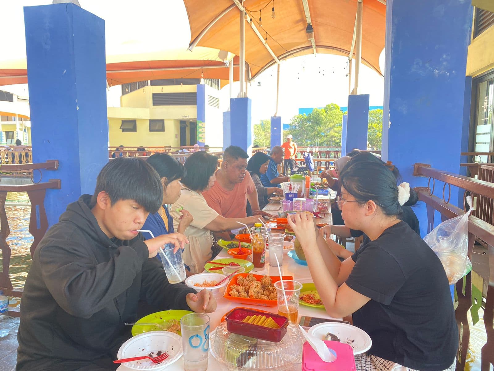 Asyiknya Menikmati Kuliner di Resto Apung Muara Angke