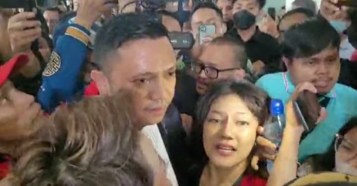 Moment Tangis Haru Ronny Talapessy Pecah Pasca Richard Divonis 1,5 Tahun Penjara