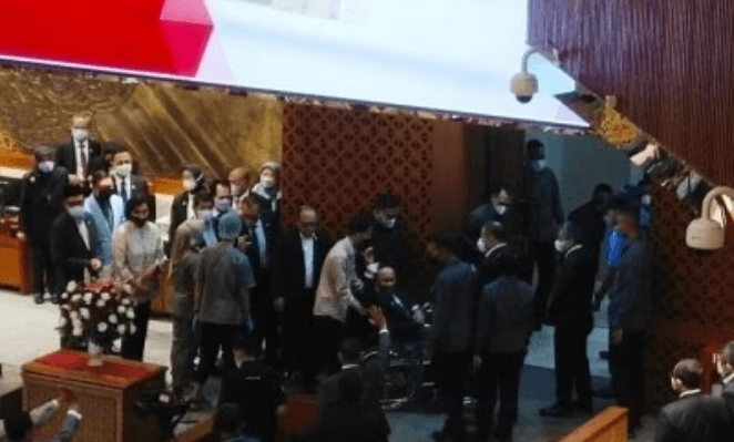 Waka Banggar DPR Terjatuh Usai Sampaikan Laporan APBN 2023