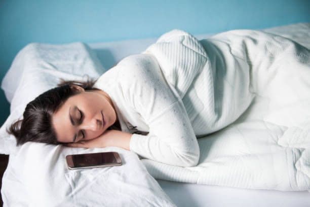 Peringatan! Ini Dampak Buruk Jika Tidur Dekat Ponsel