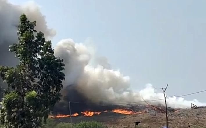 Satu Alat Berat Ikut Terbakar Saat Kebakaran TPST Bantargebang