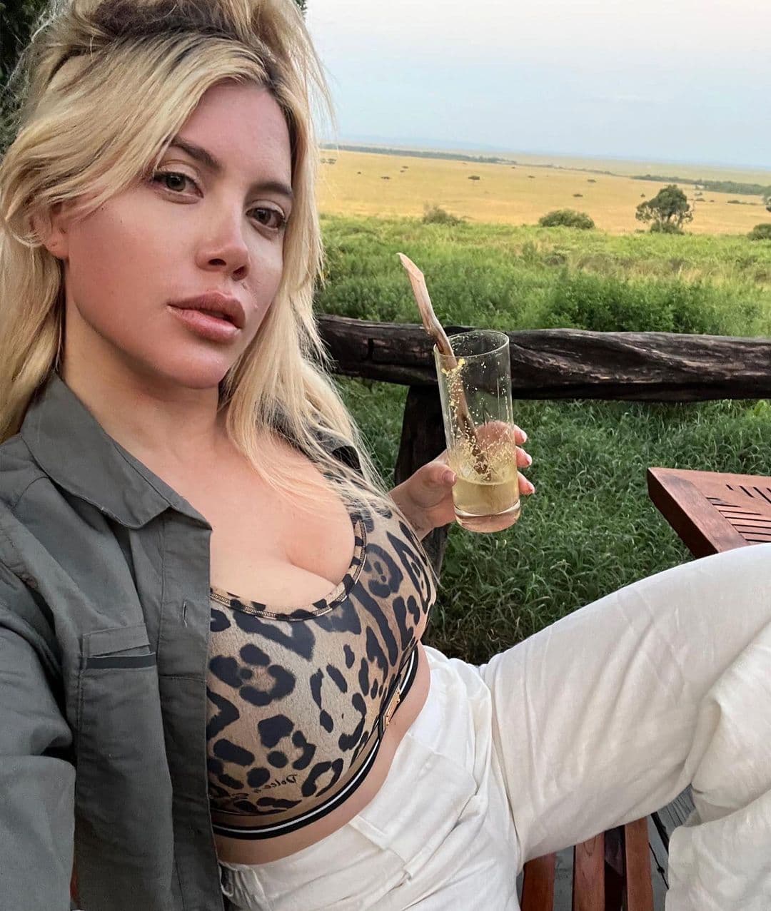 Wanda Nara Bagikan Pose Sensual dalam Balutan Bikini