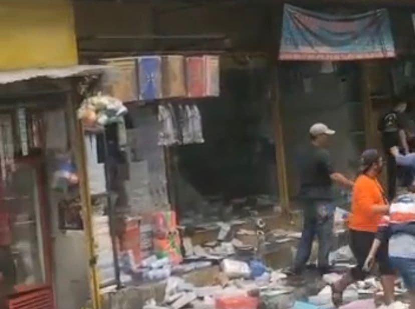 Kebakaran Pasar Asemka Padam, Para Pedagang Mengais Barang yang Masih Utuh
