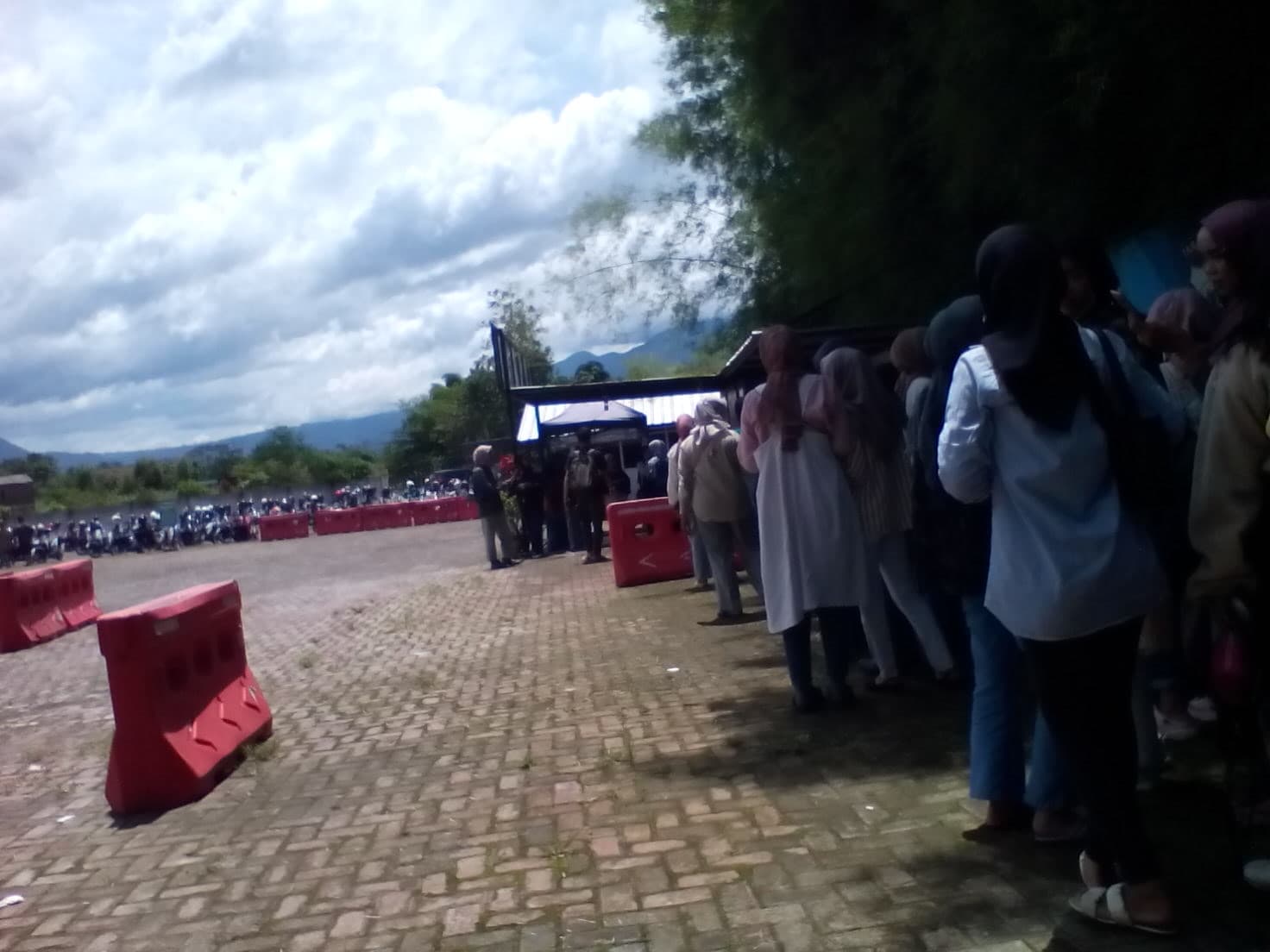 Warga Manfaatkan Hari Libur Urus SIM di Polresta Bandung