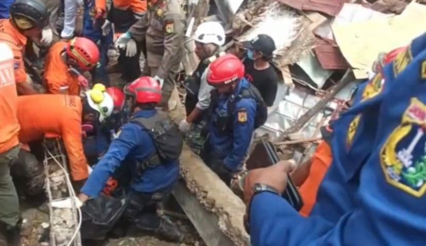 Hari ke-5 Evakuasi Korban Gempa Cianjur, Polisi Temukan Jenazah Ibu-Anak Berpelukan